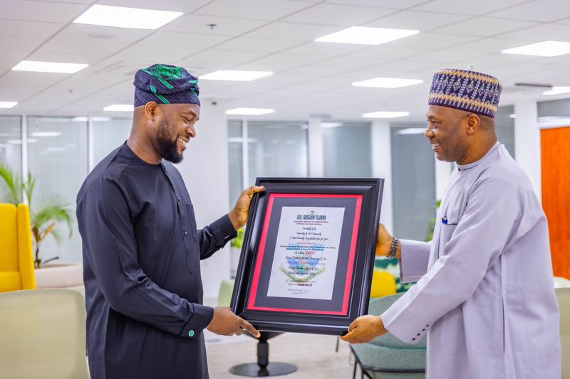 VC presents plaque to Minister